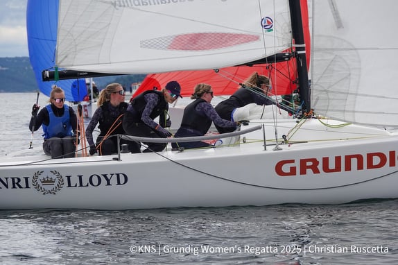 Women sailors racing on a GRLLOYD sailboat at the Women's Regatta 2023.