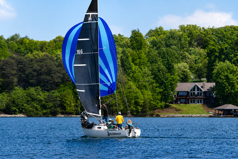 J/27 sailing Smith Mountain Lake